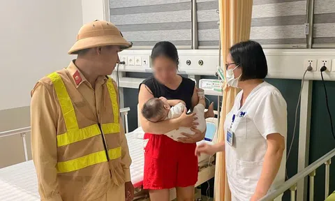 Bé 7 tháng tuổi khó thở, CSGT Hà Nội bật đèn đỏ đưa đi cấp cứu khẩn cấp