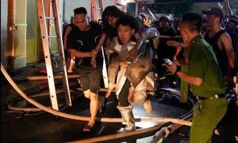 Cận cảnh phút sinh tử: Chiến sĩ phòng cháy chữa cháy cõng người thoát khỏi “biển lửa”