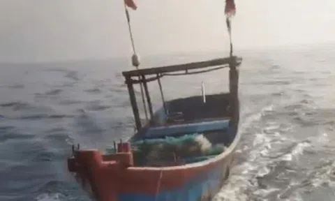 Cứu người đàn ông 68 tuổi trôi dạt suốt 24 giờ trên biển