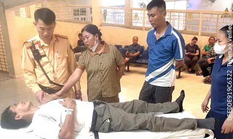 Đang tuần tra, CSGT kịp thời cứu người đàn ông nguy kịch