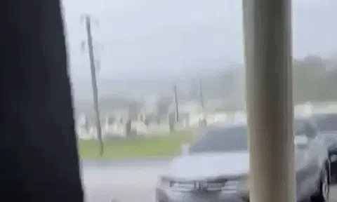 Siêu bão Sinlaku áp sát đất liền Saipan, thời tiết chuyển biến nguy hiểm, người dân được yêu cầu “ở yên trong nhà”