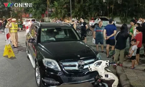 Hiện trường vụ Mercedes đâm xe máy rồi lao vào vòng xuyến, 1 người bị thương