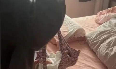 Video gây sốc ở Nam Kinh: Bé sơ sinh rơi khỏi cân khi thăm khám, bị quả cân rơi trúng