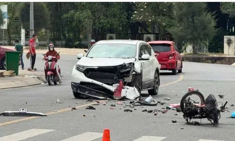 Ô tô và xe máy tông trực diện tại TP.HCM, hiện trường ám ảnh