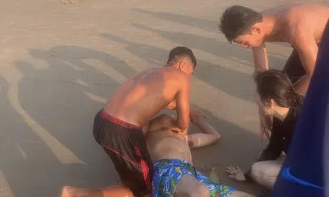 Khoảnh khắc nghẹt thở cứu cặp vợ chồng bị sóng biển cuốn ra xa