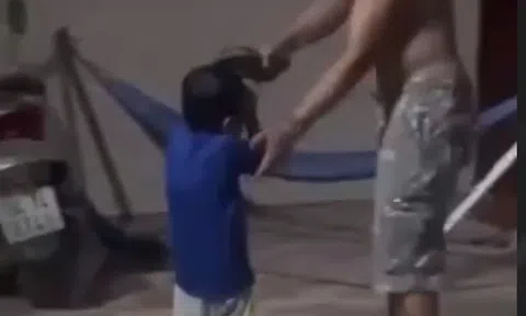 Bé 3 tuổi bị đánh dã man trong hẻm trọ ở TP.HCM, dân mạng phẫn nộ