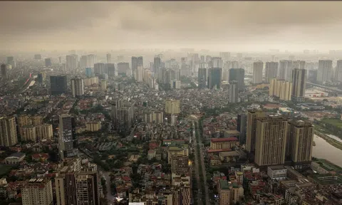 Sáng 17/4 kỳ lạ: Hà Nội tối sầm, phương tiện phải bật đèn giữa ban ngày