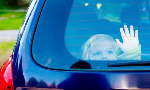 Đau lòng: Bé gái hơn 2 tuổi ở Nghệ An tử vong sau 5 tiếng bị bỏ quên trên ô tô của bố