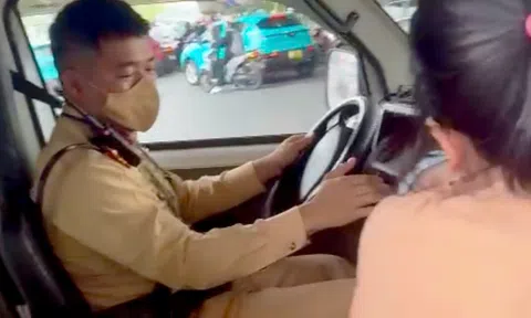 CSGT Hà Nội dùng xe chuyên dụng đưa bé 3 tuổi co giật đi cấp cứu giữa giờ cao điểm