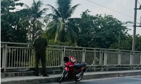 Phát hiện xe máy trên cầu Xáng, người đàn ông 55 tuổi làm nghề xe ôm mất tích