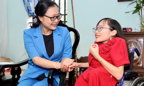 Cô giáo “xương thủy tinh” nhận bằng khen sau hơn 20 năm dạy học miễn phí