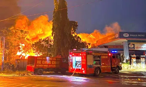 Cháy dữ dội tại nhà xưởng cạnh cây xăng ở TP.HCM, khói đen bốc cao hàng chục mét