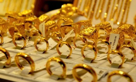 Giá vàng chiều nay 19/4: Vàng nhẫn giảm mạnh hơn vàng miếng, thị trường có điểm đáng chú ý