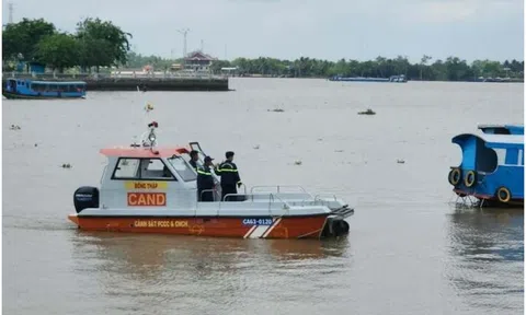 Hai người rơi xuống sông sau tiệc sinh nhật trên tàu, mất tích trong đêm