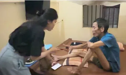 Cha con gặp lại nhau sau hơn nửa đời người xa cách nhờ công an phường