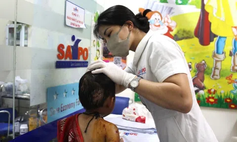 Xót xa bé trai 4 tuổi bị chó nhà cắn chi chít khắp cơ thể