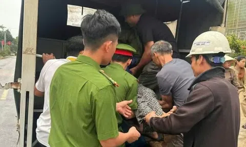 Ngã xe trong mưa lớn, người phụ nữ được công an và người dân đưa đi cấp cứu kịp thời