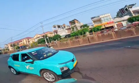 Taxi bật đèn khẩn cấp, CSGT lập tức hỗ trợ mở đường ca sinh “ngàn cân treo sợi tóc” đến viện