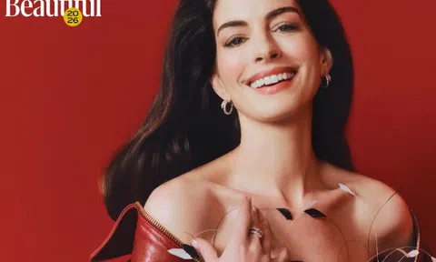 Cận cảnh nhan sắc mỹ nhân “đẹp nhất thế giới” 2026 rạng rỡ tuổi 43