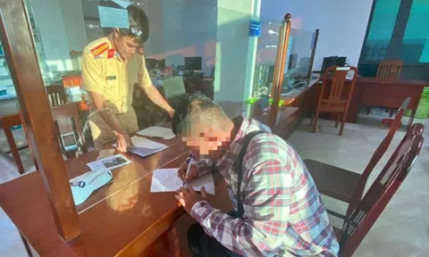 Câu chuyện xúc động: CSGT hỗ trợ người vi phạm giao thông nộp phạt