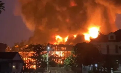 Xưởng sơn ở Đông Anh bốc cháy ngùn ngụt 2 tiếng chưa thể dập tắt, khói đen phủ kín bầu trời