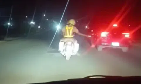 Kịp thời mở đường, CSGT Đắk Lắk hỗ trợ đưa 2 nữ sinh bị thương đến bệnh viện