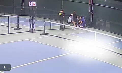 Khoảnh khắc bác sĩ ép tim cứu người đàn ông bất tỉnh nguy kịch trên sân pickleball