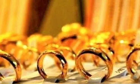 Giá vàng chiều ngày 28/4: Đà giảm lan rộng trên thị trường, tín hiệu gì phía sau?