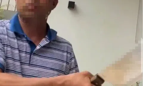 Chủ nhà cầm dao đe dọa thợ khóa ở TP.HCM, công an vào cuộc xác minh