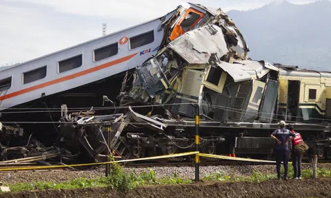 Hiện trường ám ảnh vụ 2 tàu hỏa đâm nhau tại Indonesia: 14 người chết, 84 người nhập viện, nhiều người chưa được giải cứu