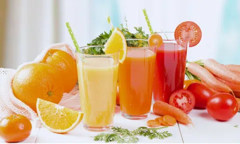 Người bị gan nhiễm mỡ nên tránh thói quen uống nước ép mỗi ngày