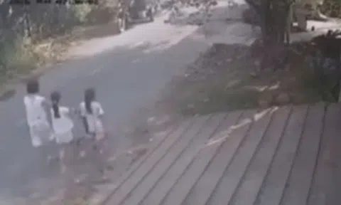 Camera ghi lại tai nạn thương tâm: Người phụ nữ bị ô tô tông tử vong khi đi bộ cùng 3 đứa trẻ