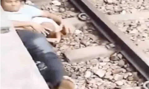 Video thót tim: Cha lấy thân che con giữa lúc tàu lăn bánh