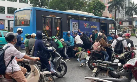 Hàng chục người giải cứu người phụ nữ bị kẹt dưới gầm xe buýt sau va chạm giao thông
