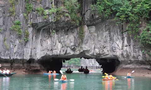 Xuồng chở khách du lịch bị đắm tại hang Luồn, vịnh Hạ Long: 15 người rơi xuống nước, 3 người bị thương