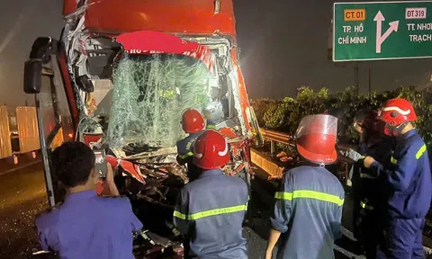 Xe khách chở 21 người gặp nạn khi đang di chuyển trên cao tốc, tài xế tử vong