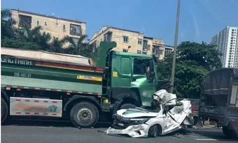 Khoảnh khắc tài xế thoát ra từ xe ô tô bị "vò nát" sau va chạm với xe tải khiến nhiều người "không tin vào mắt mình"