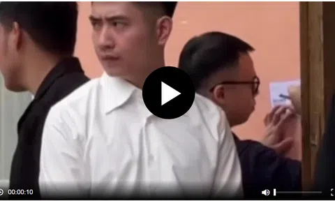 Ánh mắt “không giấu nổi nghề” của chú công an khi đứng đón khách dự tiệc cưới gây sốt mạng xã hội