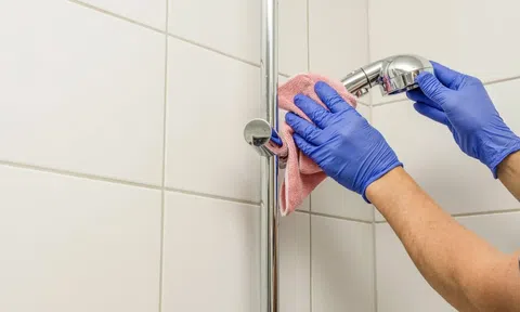 Vòi sen bị đóng cặn canxi trắng? Áp dụng ngay những mẹo này để sạch bong như mới