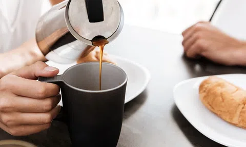 5 bí quyết giúp răng không bị ố vàng ngay cả khi uống cà phê mỗi ngày