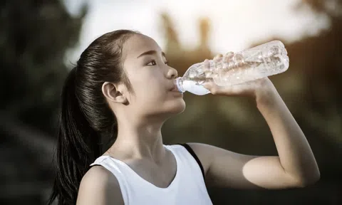 Cảnh báo: Những kiểu uống nước gây hại cho sức khỏe, trong đó có 1 kiểu rất nhiều người hay mắc phải