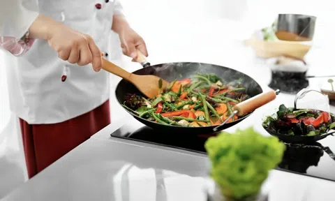 7 mẹo “nhỏ mà có võ” giúp bạn tiết kiệm một nửa thời gian nấu nướng mỗi ngày