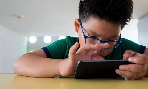 Có bắt buộc cha mẹ đăng ký tài khoản mạng xã hội cho con dưới 16 tuổi từ 1/7?