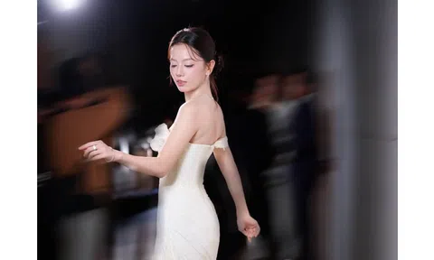 Mỹ nhân "Mưa Đỏ" gây ấn tượng với nhan sắc cuốn hút trong váy trễ vai