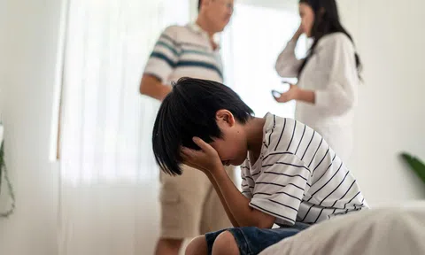 Ba năm sau khi bán chiếc lắc vàng chị chồng tặng, tôi mới biết món quà ấy chứa một bí mật khiến mình day dứt