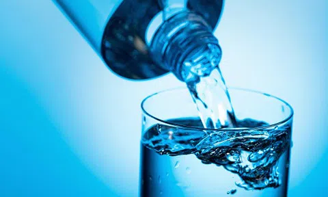 Nước lọc hay trà: Đâu là thức uống nên duy trì mỗi ngày?