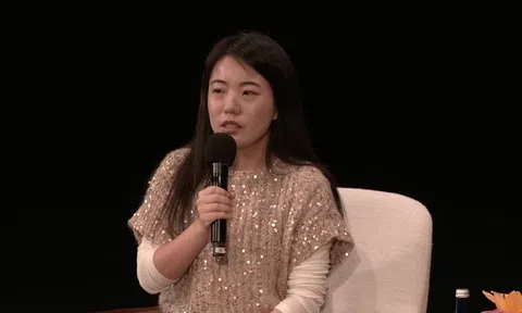 Nữ nhà văn từng được xem là thần đồng văn học bị thu hồi bằng thạc sĩ sau tranh cãi học thuật