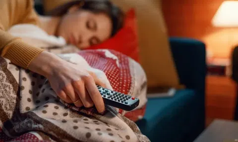 Ngủ khi tivi vẫn bật ảnh hưởng sức khỏe ra sao?