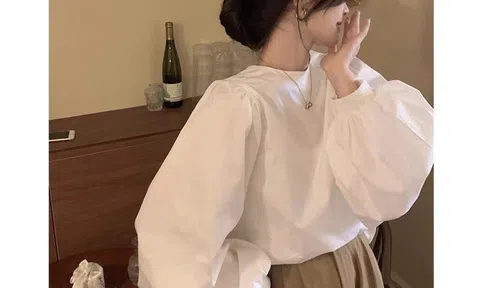 Áo blouse trắng kết hợp quần jeans: Công thức mặc đẹp không lỗi mốt