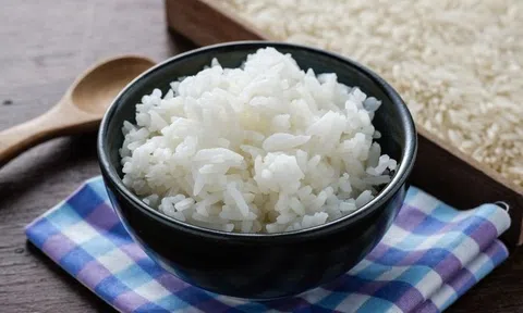 3 thói quen ăn cơm tưởng bình thường nhưng có thể khiến bạn dễ tăng cân, khó kiểm soát đường huyết